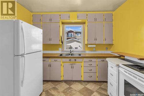 1016 Lansdowne Avenue, Saskatoon, SK - Indoor Photo Showing Kitchen With Double Sink