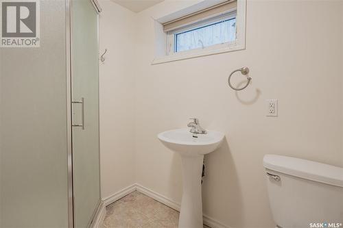 420 I Avenue N, Saskatoon, SK - Indoor Photo Showing Bathroom