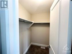 Walk-in-closet - 