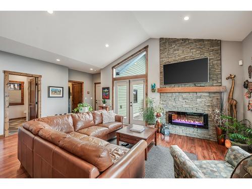 4961 Mountain Top Drive, Fairmont Hot Springs, BC - Indoor Photo Showing Living Room With Fireplace
