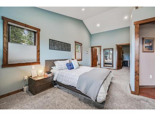 4961 Mountain Top Drive, Fairmont Hot Springs, BC - Indoor Photo Showing Bedroom
