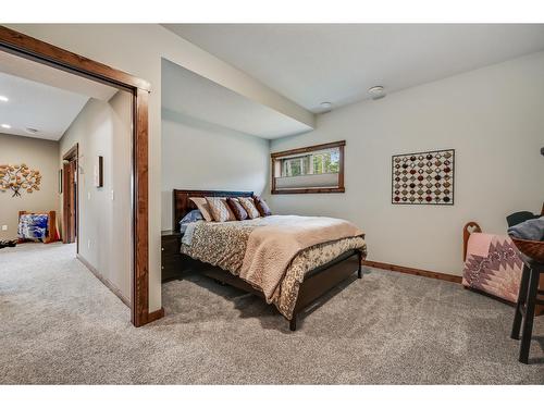 4961 Mountain Top Drive, Fairmont Hot Springs, BC - Indoor Photo Showing Bedroom