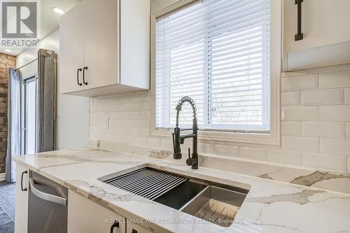 32 Carousel Cres, Richmond Hill, ON - Indoor Photo Showing Kitchen With Double Sink