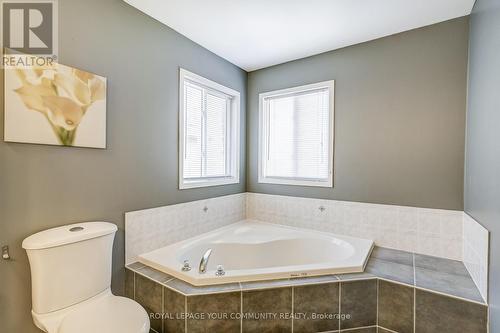 32 Carousel Cres, Richmond Hill, ON - Indoor Photo Showing Bathroom