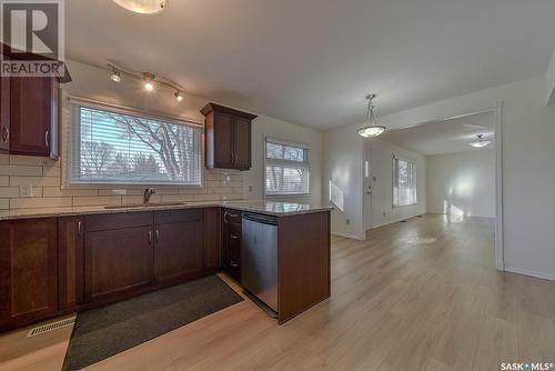 822 Grandview Street W, Moose Jaw, SK - Indoor Photo Showing Kitchen
