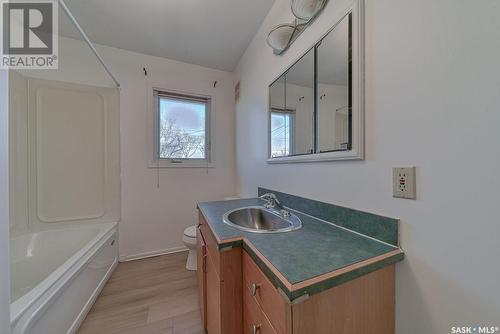 822 Grandview Street W, Moose Jaw, SK - Indoor Photo Showing Bathroom