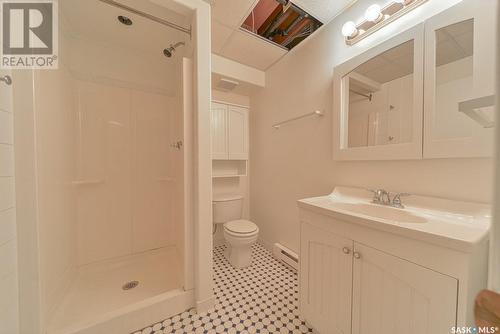 822 Grandview Street W, Moose Jaw, SK - Indoor Photo Showing Bathroom
