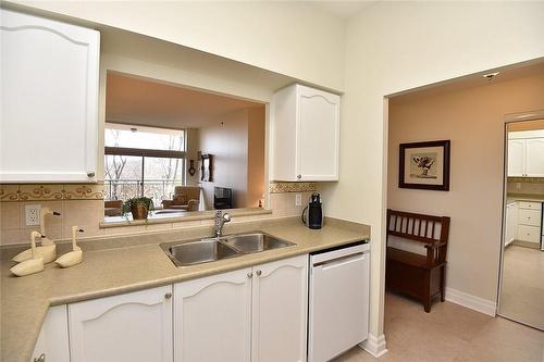 100 Burloak Drive|Unit #2508, Burlington, ON - Indoor Photo Showing Kitchen With Double Sink