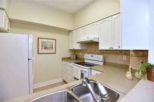 100 Burloak Drive|Unit #2508, Burlington, ON - Indoor Photo Showing Kitchen With Double Sink