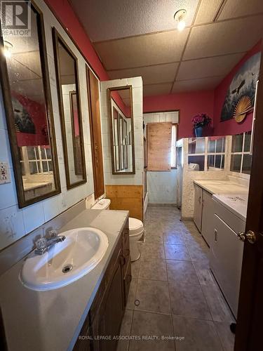 40 Russell St, Leamington, ON - Indoor Photo Showing Bathroom