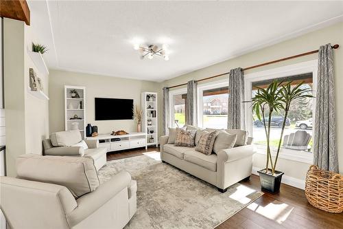 4363 Jackson Street E, Beamsville, ON - Indoor Photo Showing Living Room