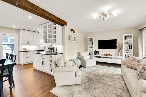 4363 Jackson Street E, Beamsville, ON - Indoor Photo Showing Living Room