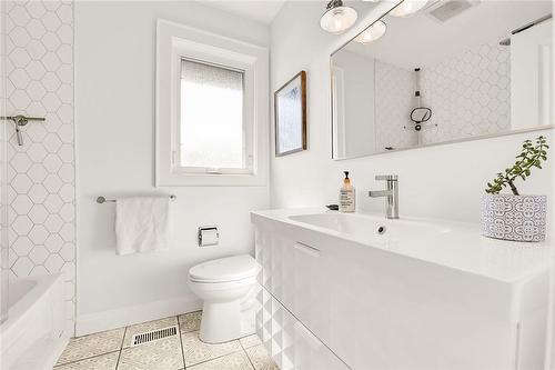 4363 Jackson Street E, Beamsville, ON - Indoor Photo Showing Bathroom