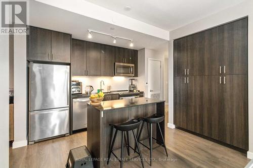 #302 -168 Sabina Dr, Oakville, ON - Indoor Photo Showing Kitchen With Upgraded Kitchen
