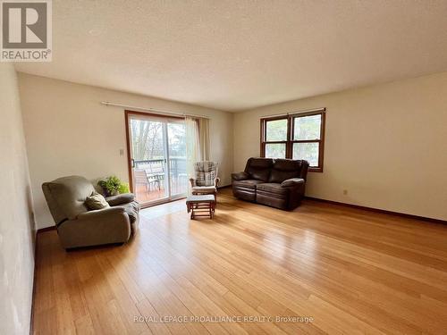 93 Gilbert St, Belleville, ON - Indoor Photo Showing Living Room
