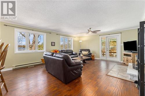 338 Elmgrove Road, Perth, ON - Indoor Photo Showing Living Room