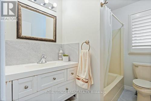 17 Scarfe Gdns, Brantford, ON - Indoor Photo Showing Bathroom