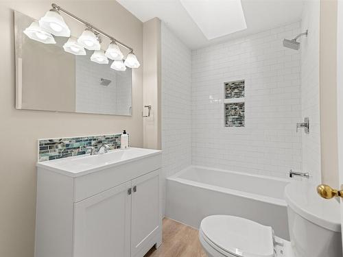 100 Devonlea Place, Okanagan Falls, BC - Indoor Photo Showing Bathroom