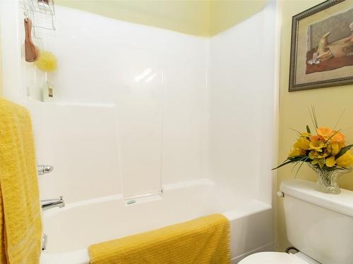 107-2300 Benvoulin Road, Kelowna, BC - Indoor Photo Showing Bathroom