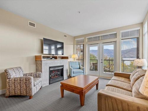 337-4205 Gellatly Road, West Kelowna, BC - Indoor Photo Showing Living Room With Fireplace