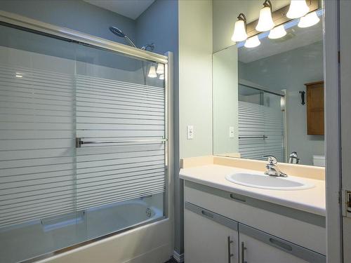909 Brookfield Pl, Nanaimo, BC - Indoor Photo Showing Bathroom
