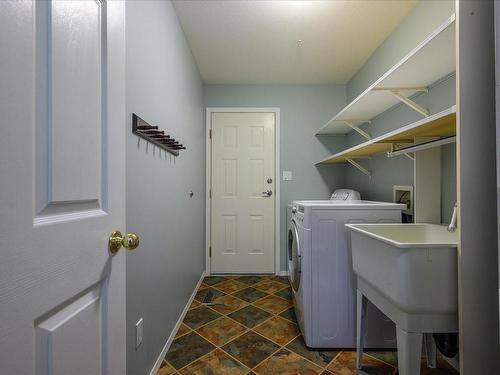 909 Brookfield Pl, Nanaimo, BC - Indoor Photo Showing Laundry Room