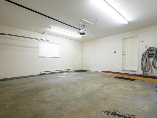 909 Brookfield Pl, Nanaimo, BC - Indoor Photo Showing Garage