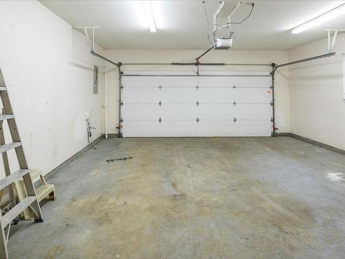 909 Brookfield Pl, Nanaimo, BC - Indoor Photo Showing Garage