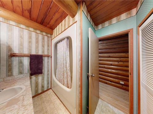 921 Bertha Ave, Gabriola Island, BC - Indoor Photo Showing Bathroom