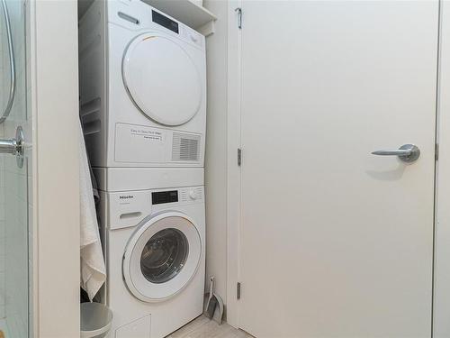 302-2319 Brethour Ave, Sidney, BC - Indoor Photo Showing Laundry Room