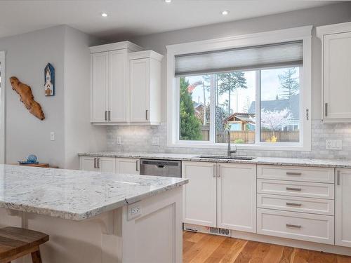 630 Ashcroft Pl, Parksville, BC - Indoor Photo Showing Kitchen With Upgraded Kitchen
