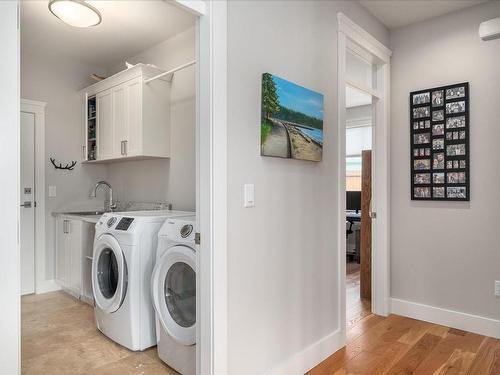 630 Ashcroft Pl, Parksville, BC - Indoor Photo Showing Laundry Room