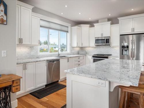 630 Ashcroft Pl, Parksville, BC - Indoor Photo Showing Kitchen With Upgraded Kitchen
