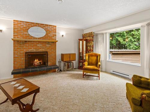 3368 Ridgeview Cres, Cobble Hill, BC - Indoor Photo Showing Living Room With Fireplace