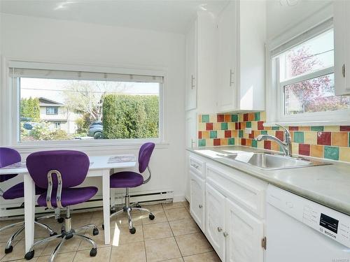 2514 Empire St, Victoria, BC - Indoor Photo Showing Kitchen