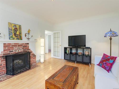 2514 Empire St, Victoria, BC - Indoor Photo Showing Living Room With Fireplace