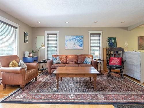 1777 Elford Rd, Shawnigan Lake, BC - Indoor Photo Showing Living Room