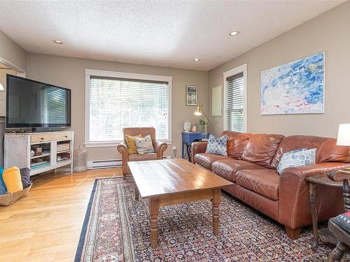 1777 Elford Rd, Shawnigan Lake, BC - Indoor Photo Showing Living Room