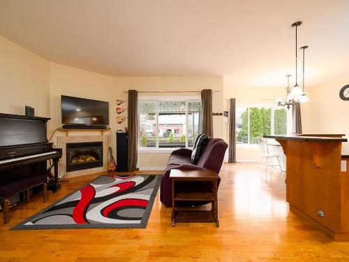 731 Mccurrach Road, Kamloops, BC - Indoor Photo Showing Living Room With Fireplace