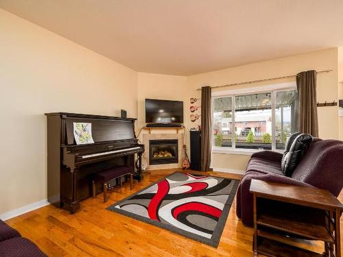 731 Mccurrach Road, Kamloops, BC - Indoor Photo Showing Living Room With Fireplace