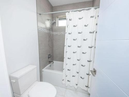 2142 Crosshill Drive, Kamloops, BC - Indoor Photo Showing Bathroom