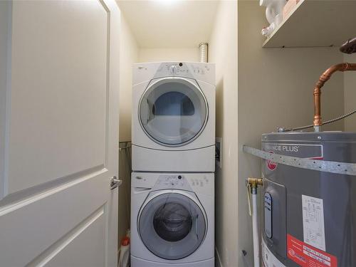 10-675 Superior St, Victoria, BC - Indoor Photo Showing Laundry Room