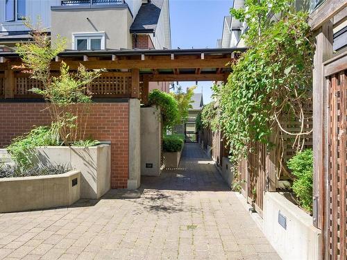 10-675 Superior St, Victoria, BC - Outdoor With Exterior