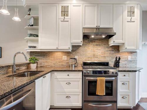 10-675 Superior St, Victoria, BC - Indoor Photo Showing Kitchen With Upgraded Kitchen