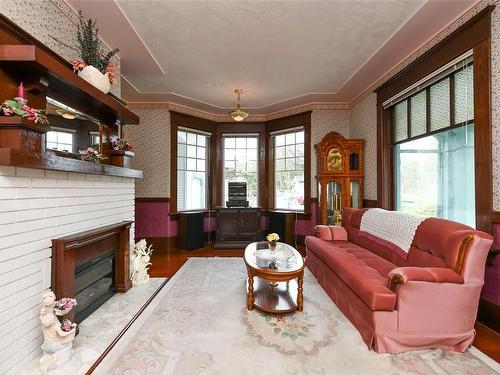 1810 Cumberland Rd, Courtenay, BC - Indoor Photo Showing Living Room With Fireplace