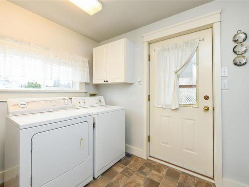 1810 Cumberland Rd, Courtenay, BC - Indoor Photo Showing Laundry Room