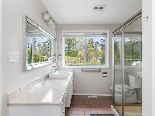 3371 Woodburn Ave, Oak Bay, BC - Indoor Photo Showing Bathroom