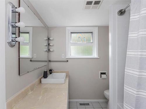 3371 Woodburn Ave, Oak Bay, BC - Indoor Photo Showing Bathroom