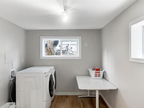 3371 Woodburn Ave, Oak Bay, BC - Indoor Photo Showing Laundry Room