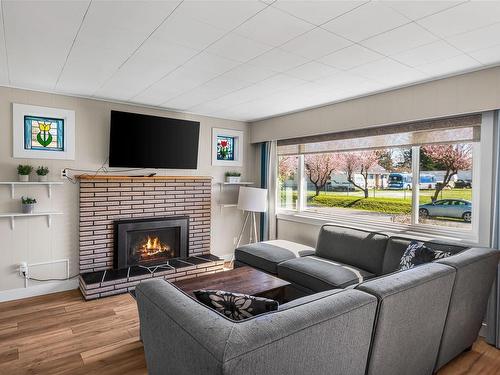 1746 Vowels Rd, Cassidy, BC - Indoor Photo Showing Living Room With Fireplace